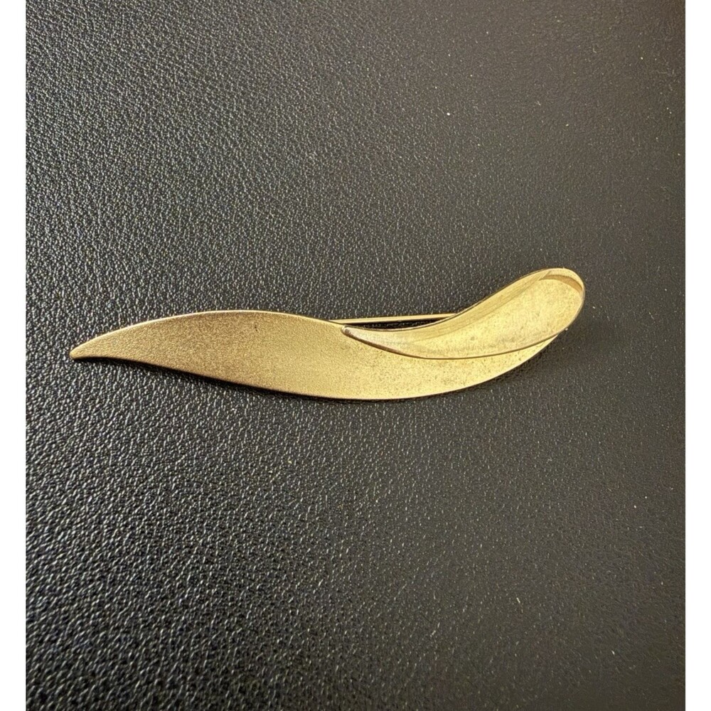 Vintage Sarah Coventry Slim Gold Tone Leaf Brooch Pin Signed 2.5"